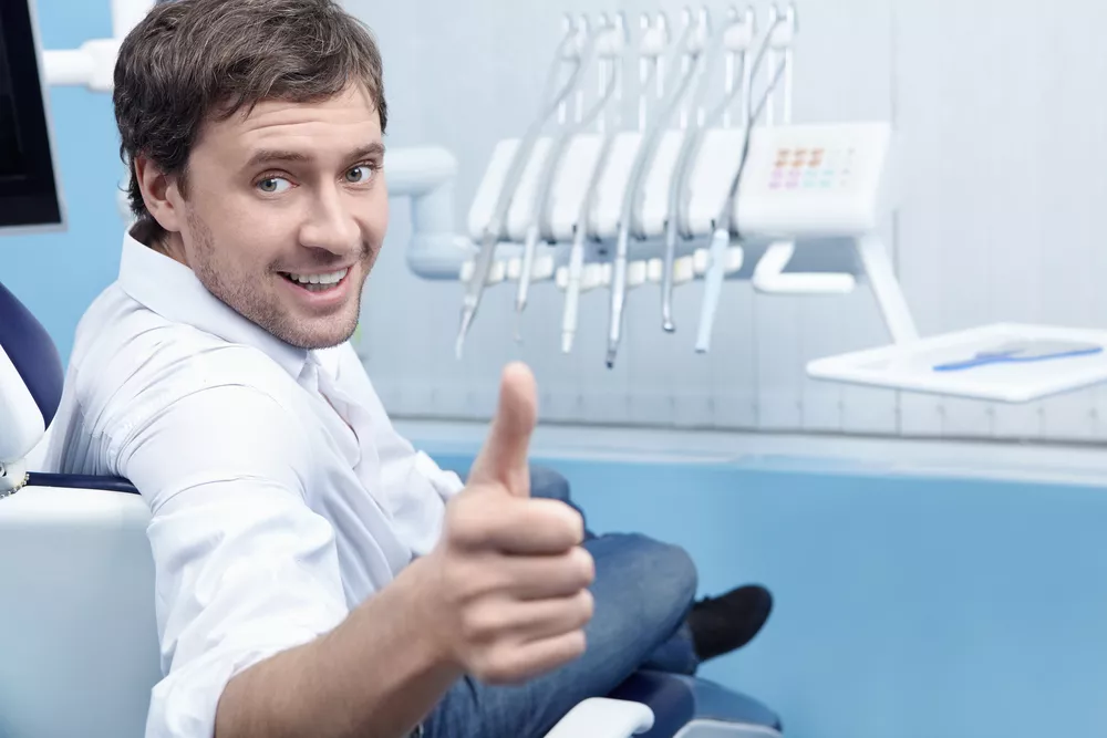 Odontòleg amb eines d'odontologia